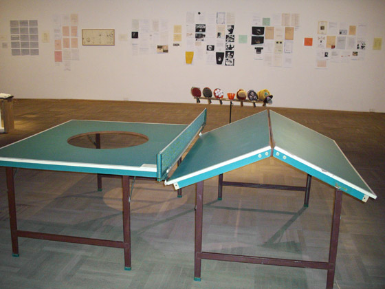 Galántai György által rekonstruált fluxus ping-pong asztal a Fluxus East kiállításon, Bunkier Sztuki, Krakkó, 2008.