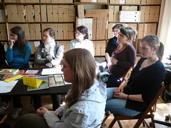 Az Artpool vendégei: Werner Meyer, Annett Reckert és diákjai Klaniczay Júlia bemutatóját hallgatják, Artpool, Budapest, 2008.