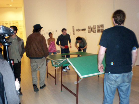 Galántai György által rekonstruált fluxus ping-pong asztal a Fluxus East kiállításon, Ludwig Múzeum, Budapest, 2008.
