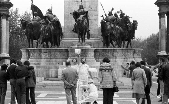 Galántai György performansza Klaniczay Júliával és Guglielmo Achille Cavellinivel, Hősök tere, Budapest, 1980.