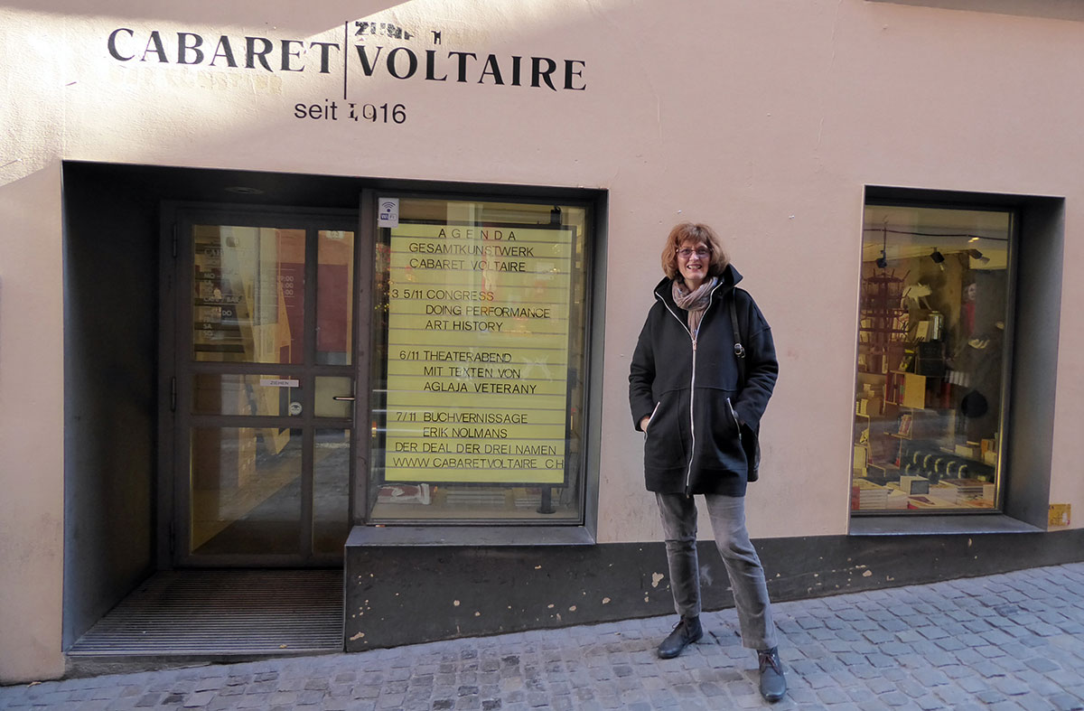 Klaniczay Júlia a Cabaret Voltaire bejáratánál, Zürich, Svájc, 2016.