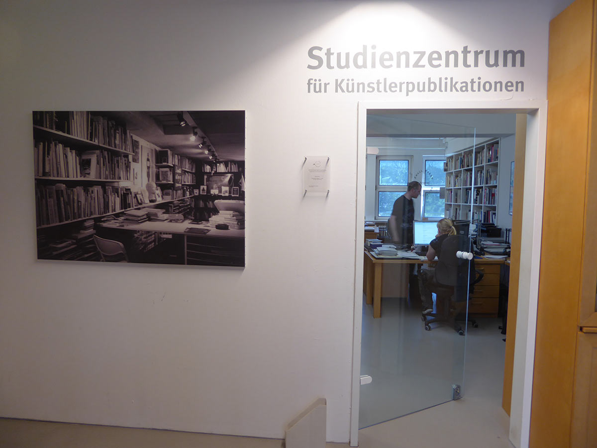 A Studienzentrum für Künstlerpublikationen / Centre for Artists’ Publications raktár, kutató és feldolgozó/digitalizáló terei, Bréma, Németország, 2017.