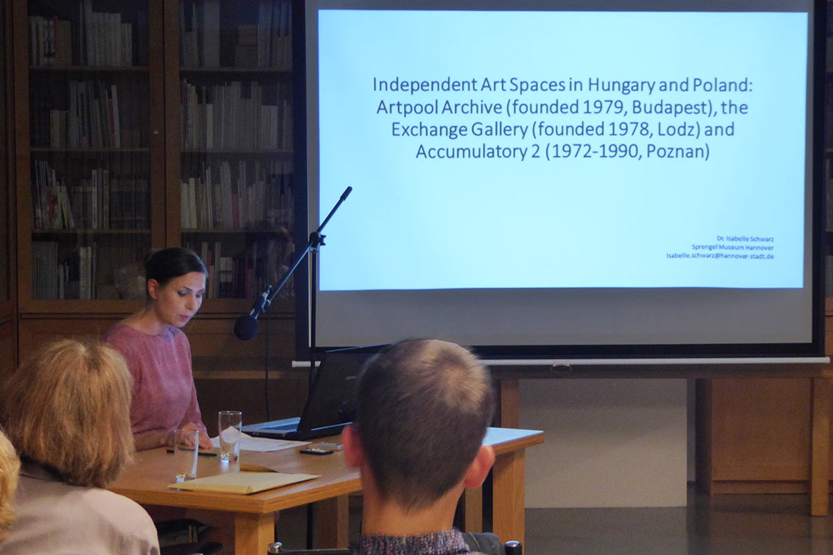 Isabelle Schwarz előadása az Artpool: Aktives Archiv zeitgenössischer Kunst in Ungarn című szimpoziumon, Bréma, Németország, 2017.