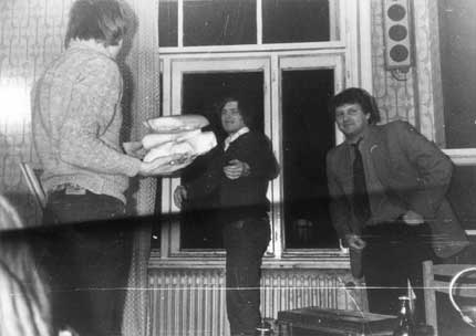 Akció: kintről havat hoznak be, majd az ablakon át. Erdély Miklós irodalmi estje, Írószövetség Székháza, 1985 szeptember 27.