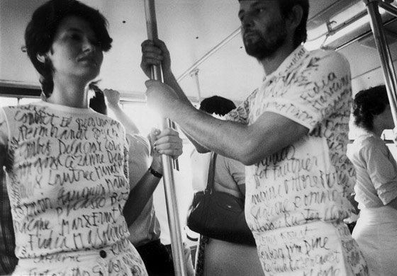 György Galántai and Júlia Klaniczay among people on the bus / Galántai György és Klaniczay Júlia emberek között a buszon, Budapest, 1983.