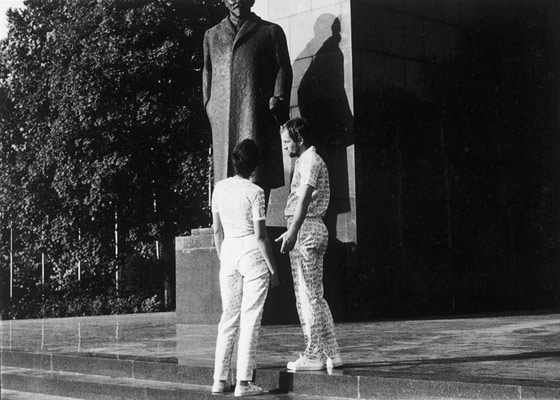György Galántai and Júlia Klaniczay walking along Felvonulási tér in front of statue of Lenin / Galántai György és Klaniczay Júlia sétája a Felvonulási téren Lenin szobra előtt, Budapest, 1983.