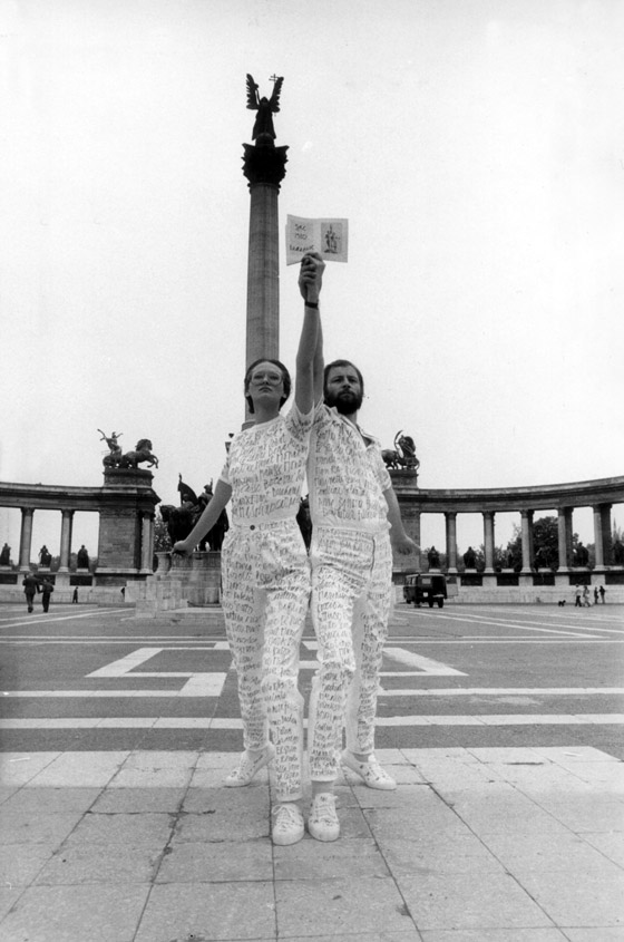 György Galántai: Hommage À Vera Muhina performance with Júlia Klaniczay and Guglielmo Achille Cavellini, Heroes’ Square / Galántai György performansza Klaniczay Júliával és Guglielmo Achille Cavellinivel, Hősök tere, Budapest, 1980.